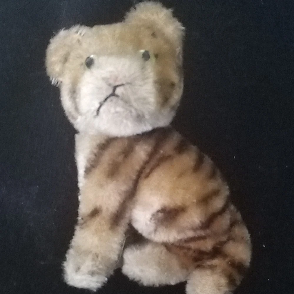 This item is a vintage Steiff Seated Tiger Cub, manf in Germany 1959 - 1961